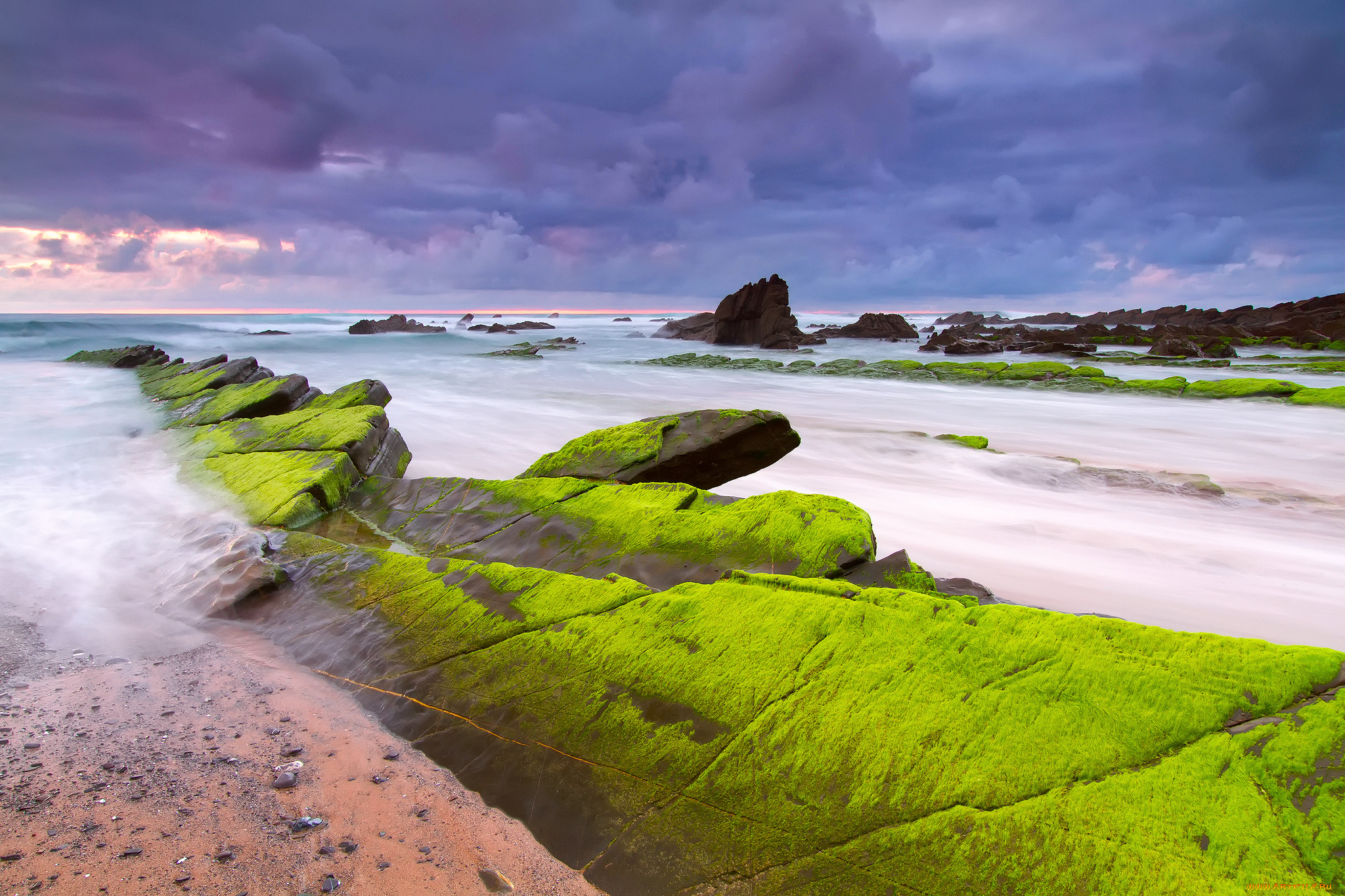 Mos clouds. Турбидит. Берег море скала яркая насыщенная зелень. Камни с неба. Amazing Beach 4k Wallpaper Beach.